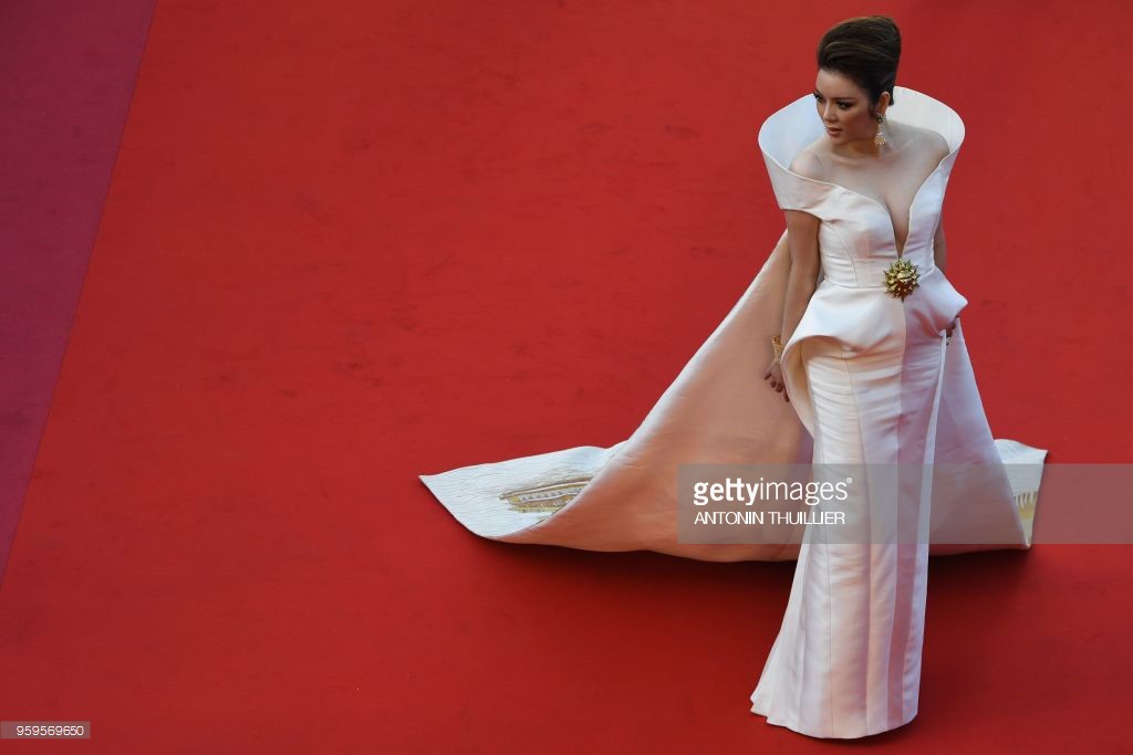 Lý Nhã Kỳ diện váy thêu quảng bá Vịnh Hạ Long trên thảm đỏ Cannes Lý Nhã Kỳ diện váy thêu quảng bá Vịnh Hạ Long trên thảm đỏ Cannes
